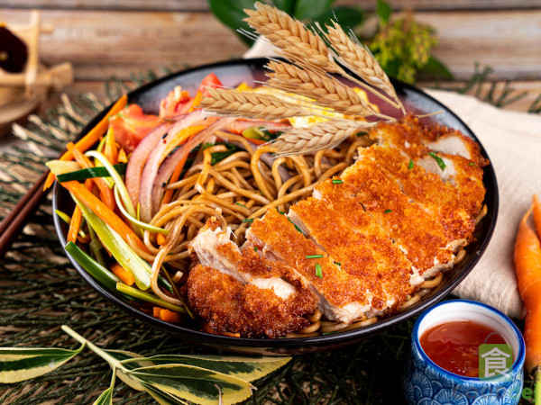 Nouilles sautées & poulet katsu
