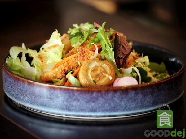 Salade de Poulet Tonkatsu