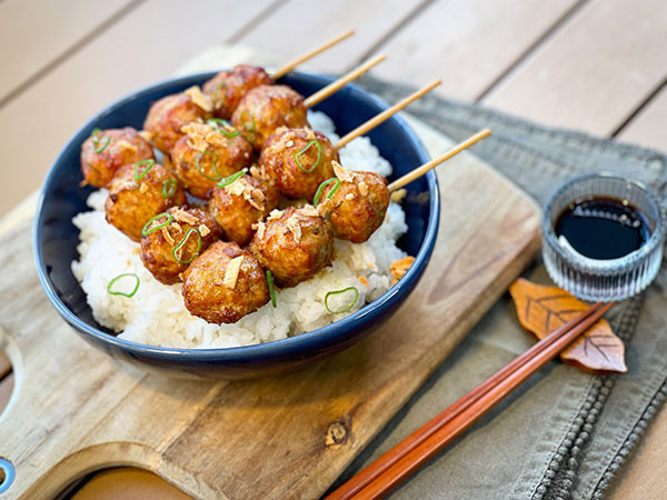 Boulettes de poulet sur un lit de riz au vinaigre