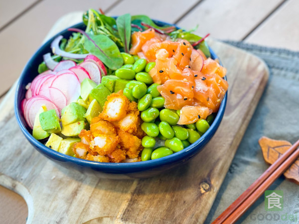 Poké de saumon cru & crousty crevettes
